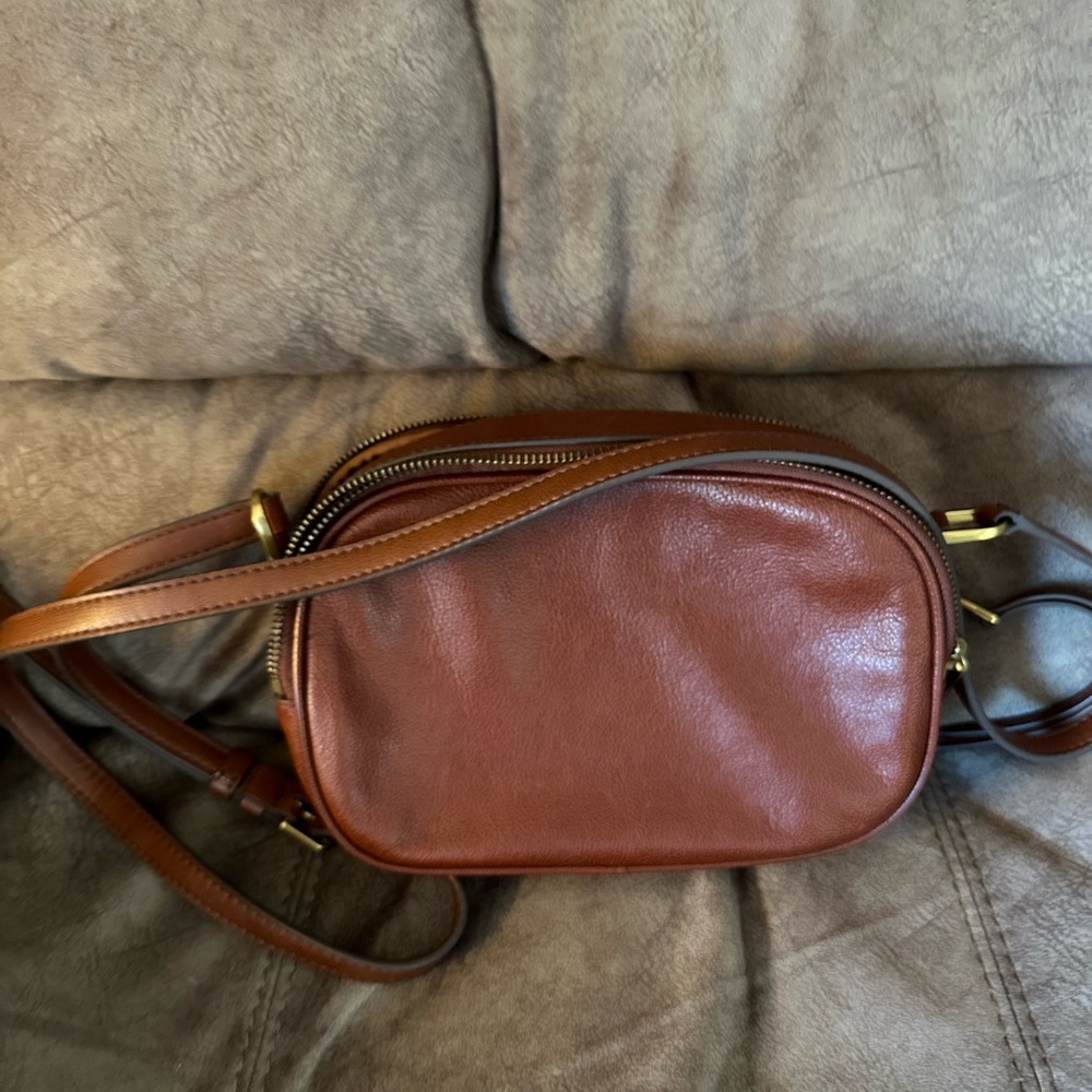 FOSSIL small pocketbook with strap to go across shoulder, rich leather.